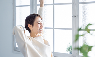 朝日を浴びる女性　写真