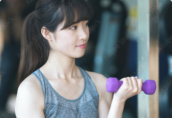 ダンベルを持つ女性　写真